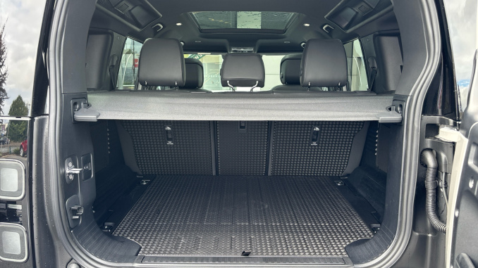 Land Rover Defender 3.0 D250 X-Dynamic HSE 110 5dr Auto Diesel Estate - Image 10